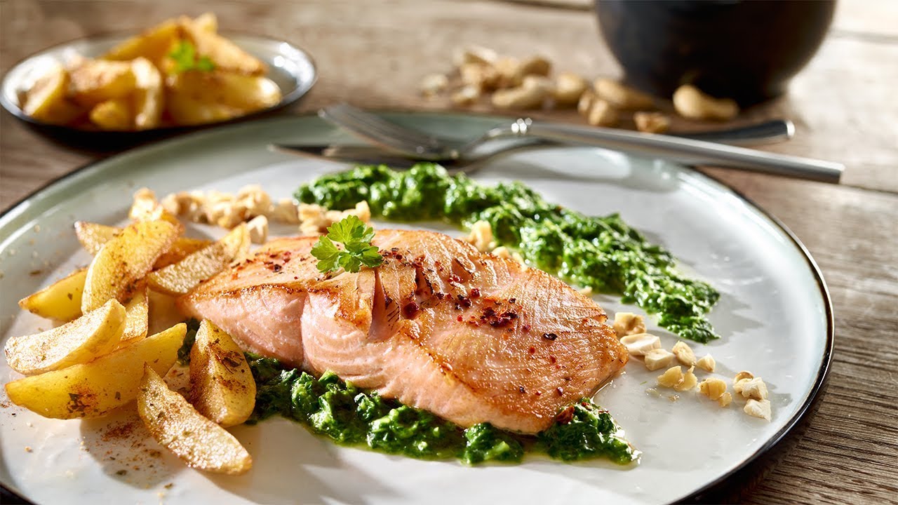 Alfons Schuhbeck: Gebratener Lachs auf Rahmspinat mit Kräuter und Pfannen-Kartoffeln