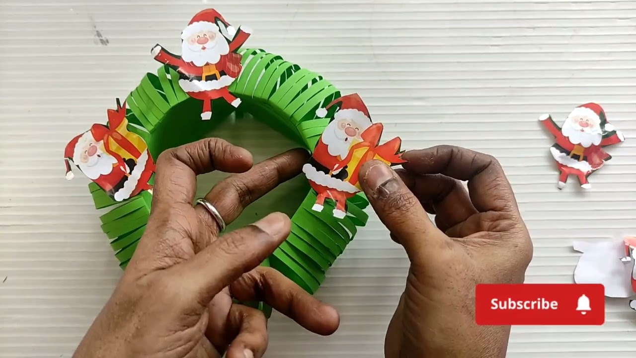 A beautiful Christmas wreath made with coloured paper #Wreath  #christmas #diycraft 