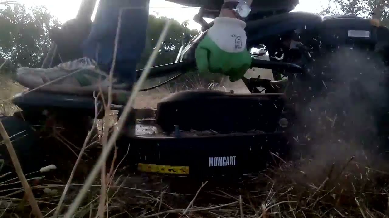 Mcculloch 950, Mowcart 66, Weedeater One versus hierba alta seca (Mowing tall dry grass)