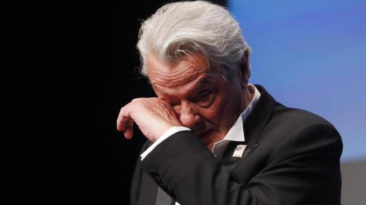 Cannes, Delon in lacrime per la Palma d'oro alla carriera: 