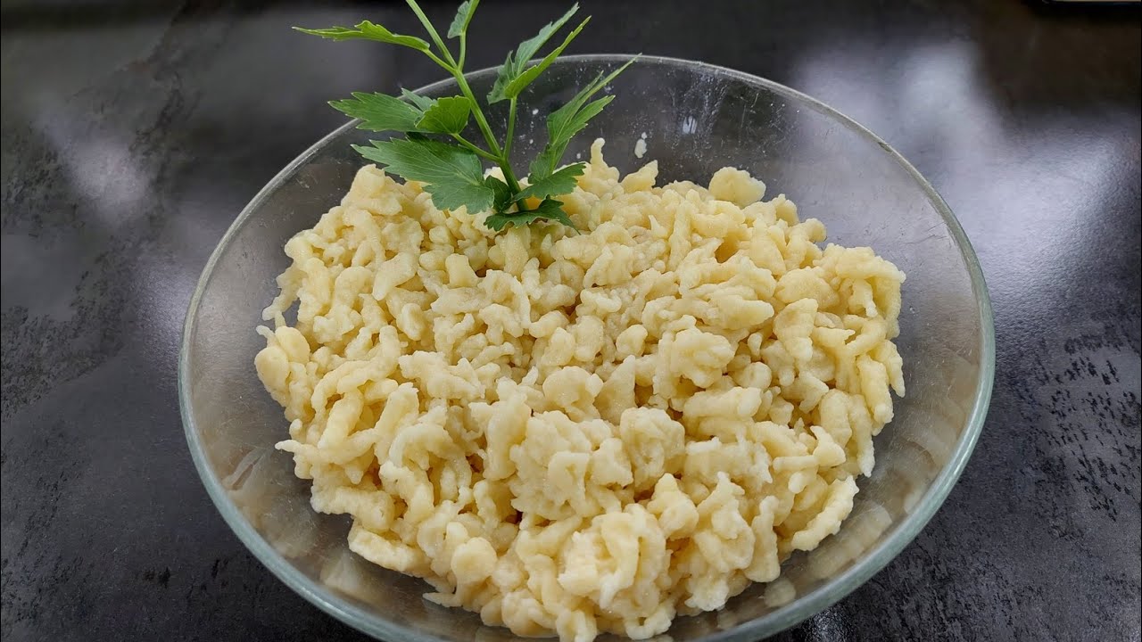 Nockerl eine Beilage für Wild,-Schweins und Kalbsgulasch. Die Grundbasis für Eier und Kasnocken