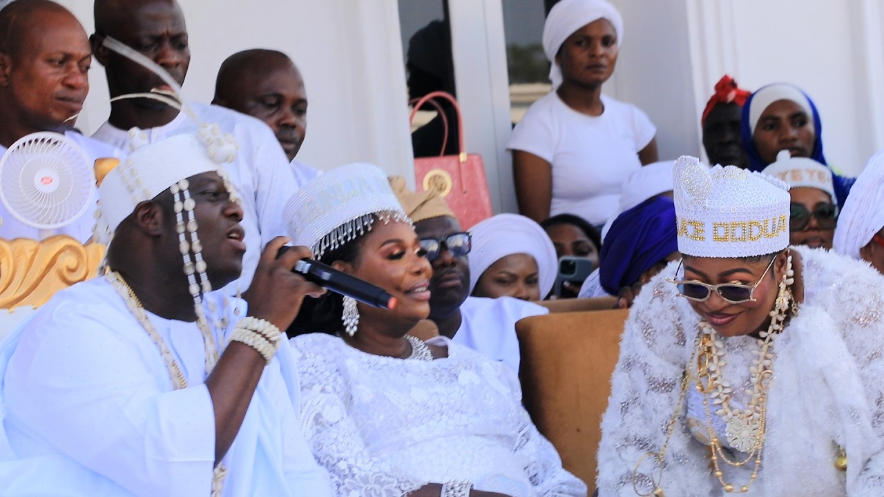 OONI OF IFE PRAISE IYALAJE FOR HER GOOD WORK IN ILE IFEA AS HE SING FOR HER AT AJE FESTIVAL 2026