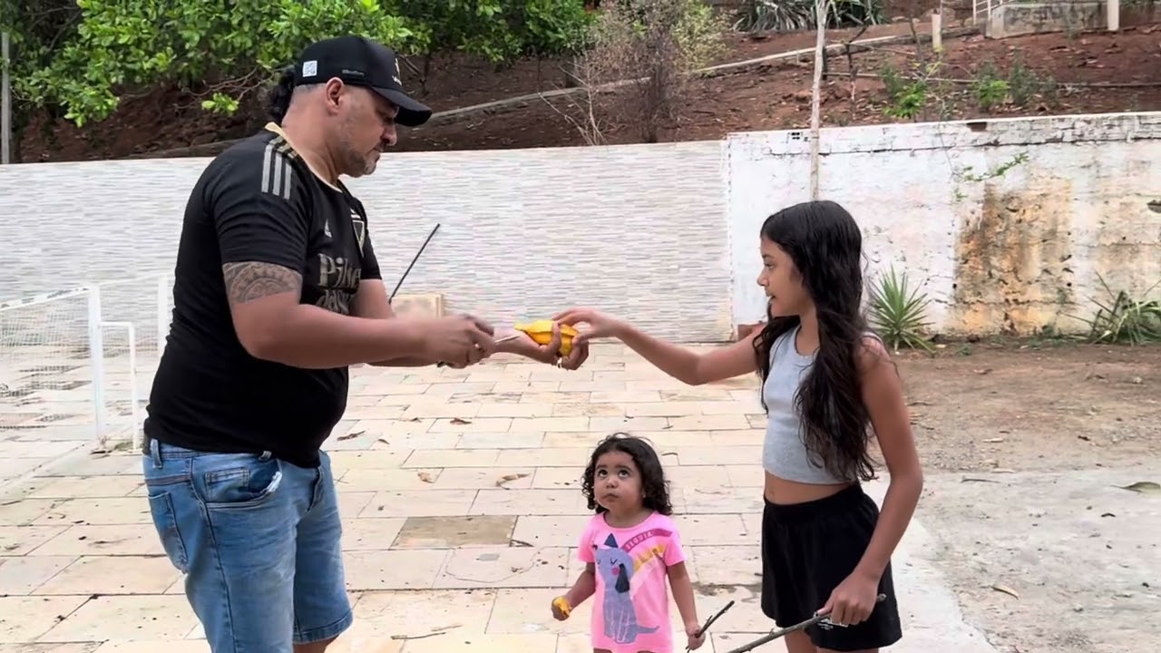 CHARLLES BRINCANDO COM AYRA E ALICIA NA CHÁCARA