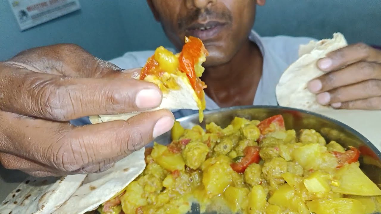 Mukbang: Spicy🌶️Aloo Soyabean Sabji Roti #mukbang #asmreating #eatingshow @MaddyEats @Hungrygadwali 