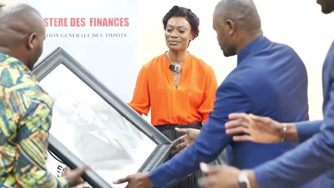 BREVET DE MERITE DE BONNE GOUVERNANCE AU DIRECTEUR GENERAL Mr BARNABE MUAKADI MUAMBA DE LA DGI