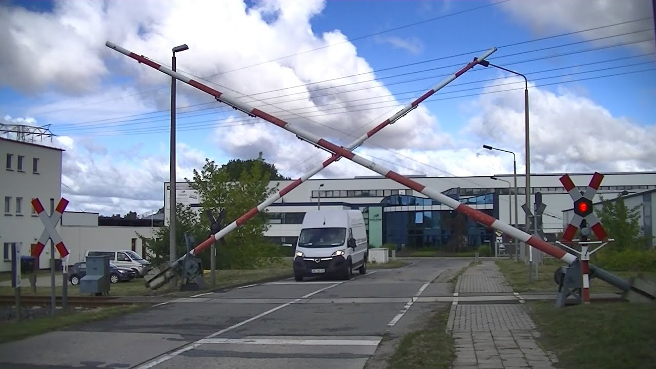 Spoorwegovergang Lübz (D) // Railroad crossing // Bahnübergang