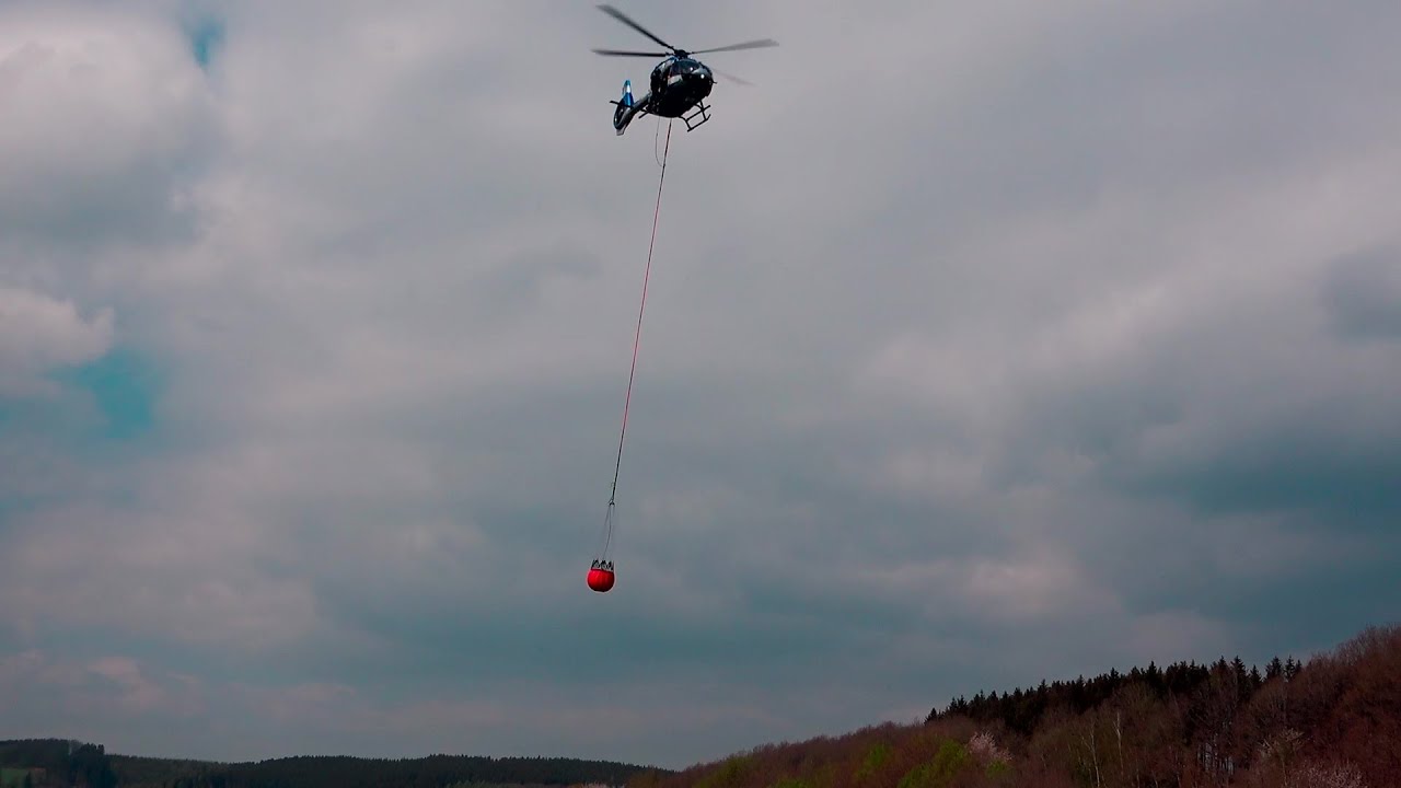 Waldbrandbekämpfung mit Bambi Buckets Polizei NRW bei Großübung in Olpe am 23.04.22 + O-Ton