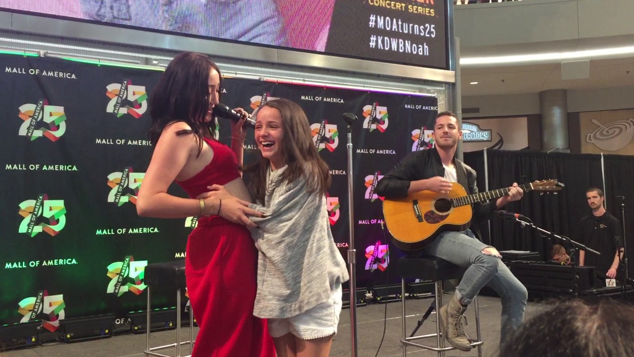 Noah Cyrus invites fan on stage during 