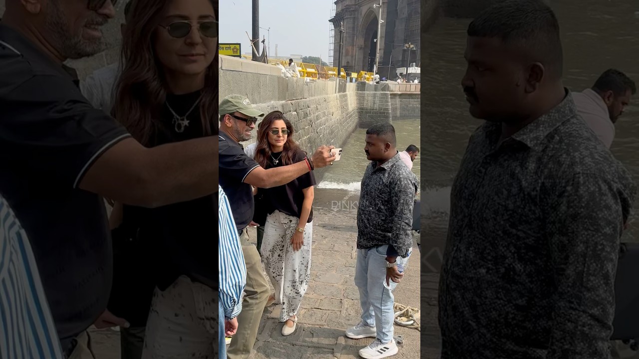 How Cutely Anushka Sharma Clicks Selfie With Her Fan😍🤌#shorts #bollywood #anushkasharma