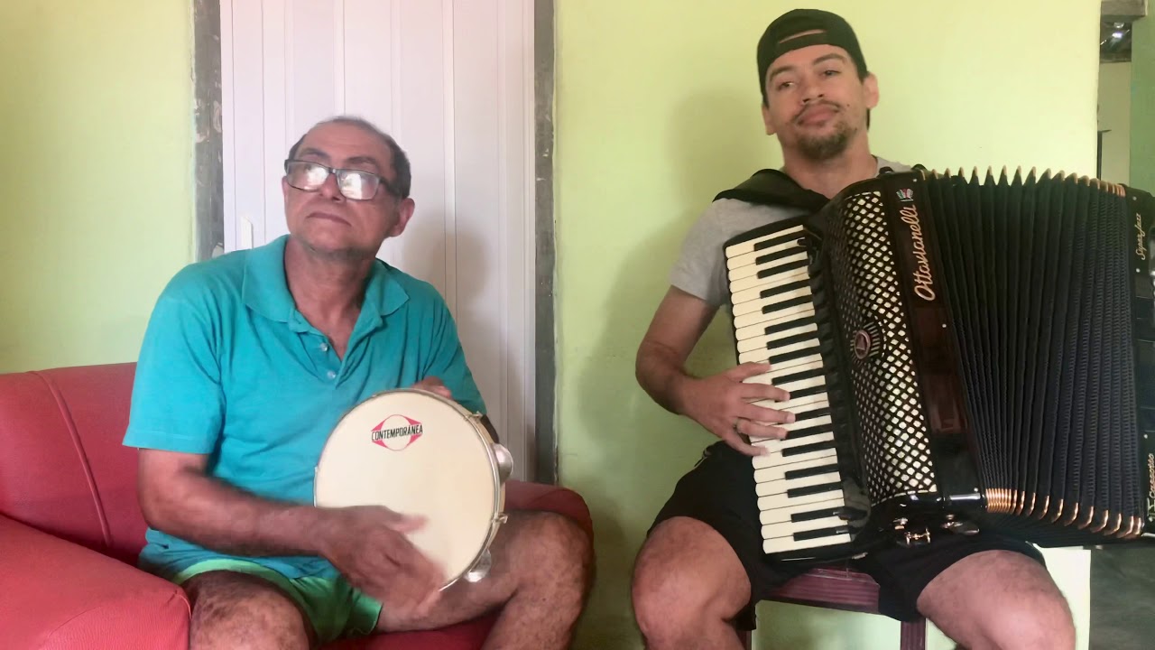 Tocando Bicho Carpinteiro, com o meu pai Zé de Mercino no pandeiro.