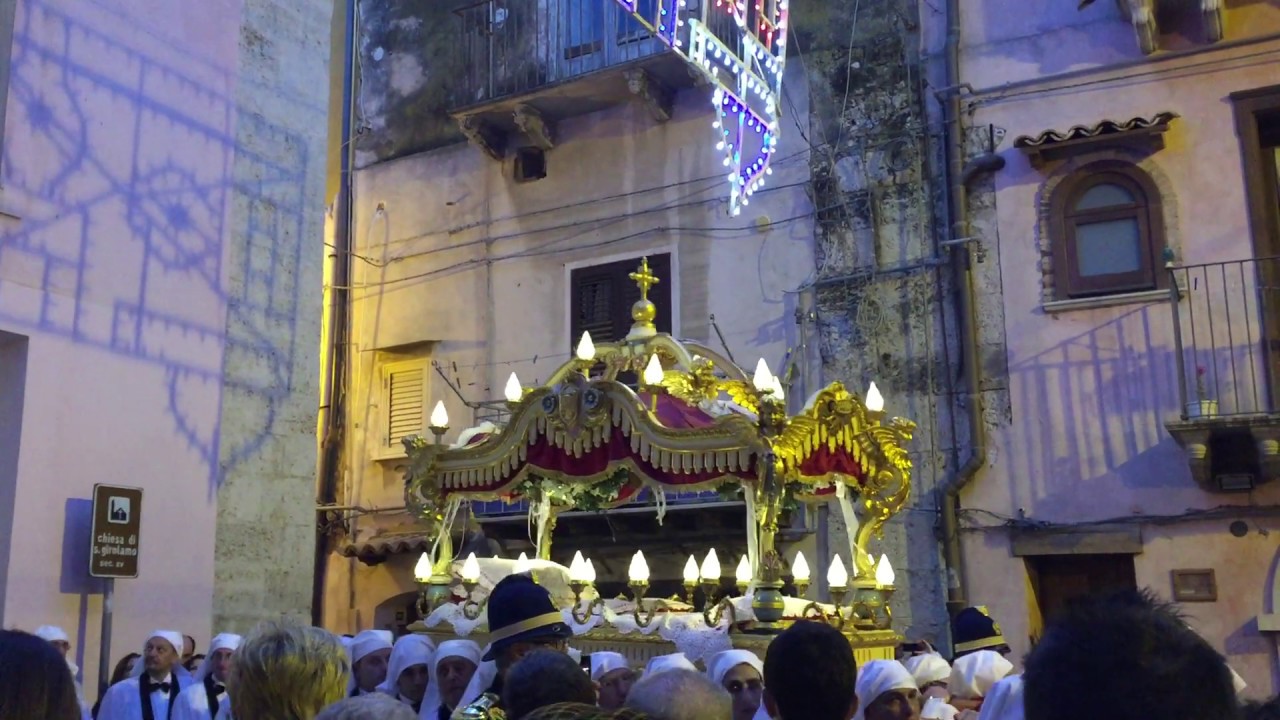 VENERDÌ SANTO LICATA - USCITA DELL' URNA DALLA CHIESA DI S. GIROLAMO (HD)