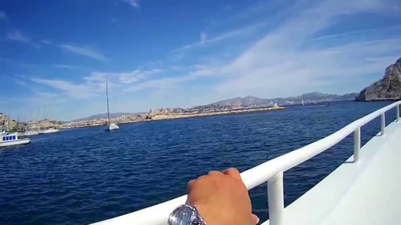 Départ du bateau navette depuis l'île du Frioul à Marseille