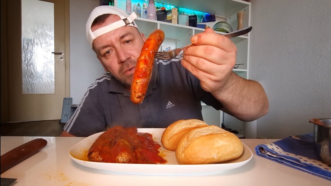 Currywurst mit Brötchen
