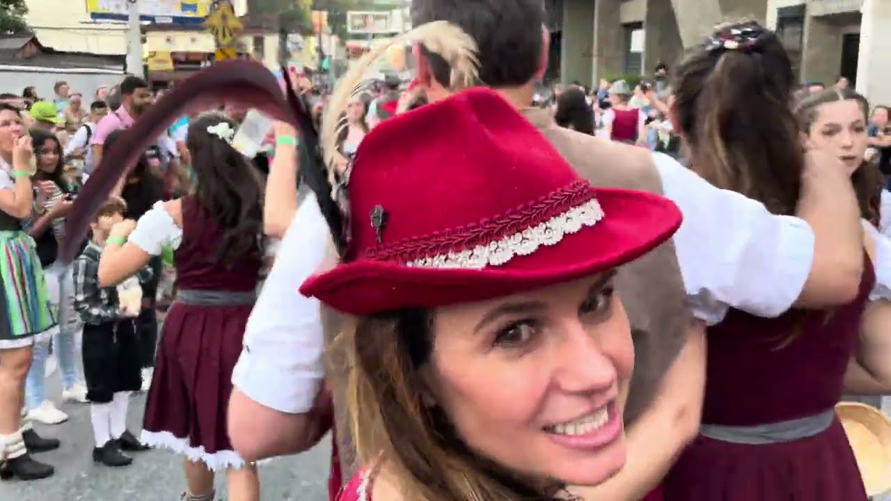 PARTE 2 DENTRO DO DESFILE DA OKTOBER DIA 12/OUTUBRO BLUMENAU