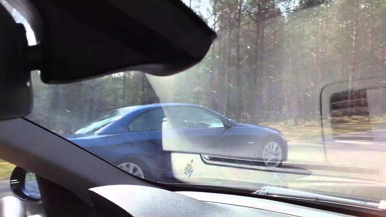 BMW e92 325i 218ps vs e93 330d 231ps (blue) rolling 60