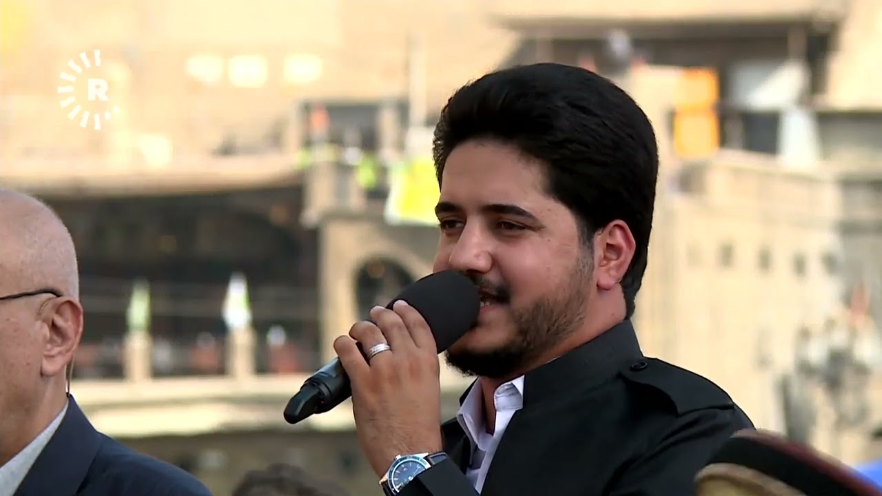 رەوەند سوورچی لەنێو هەزاران موسڵمان لەبەردەم قەڵای هەولێر سروودێک بۆ یادی مەولوود دەڵێتەوە