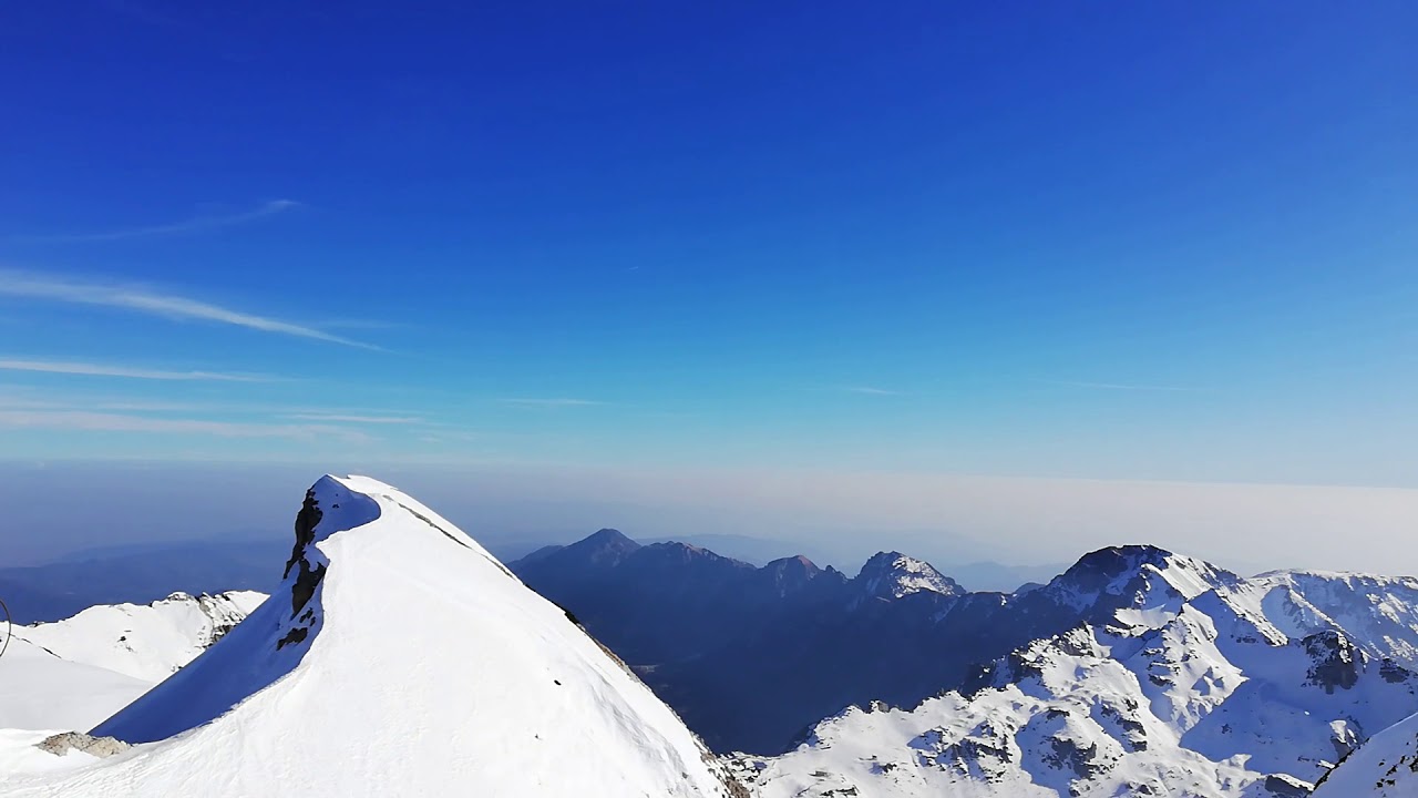 Vento e sole al Rifugio Mario Fraccaroli a 2230 metri