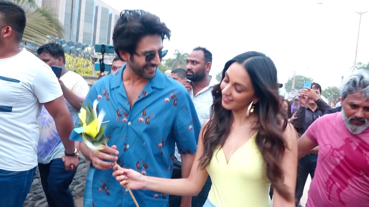 Kartik Aryan And Kiara Advani Enjoy With Fans At Juhu Beach Bhool bhulaiyaa 2