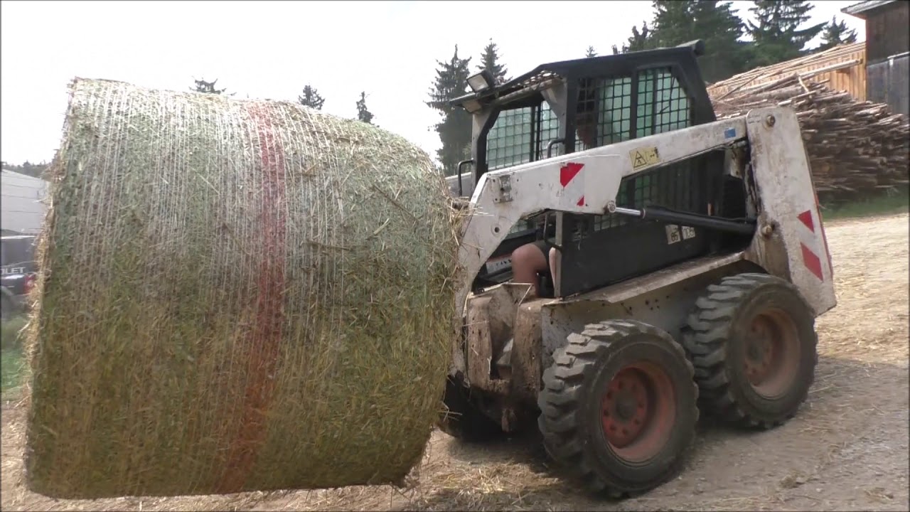 Strohballen mit Bobcat transportieren