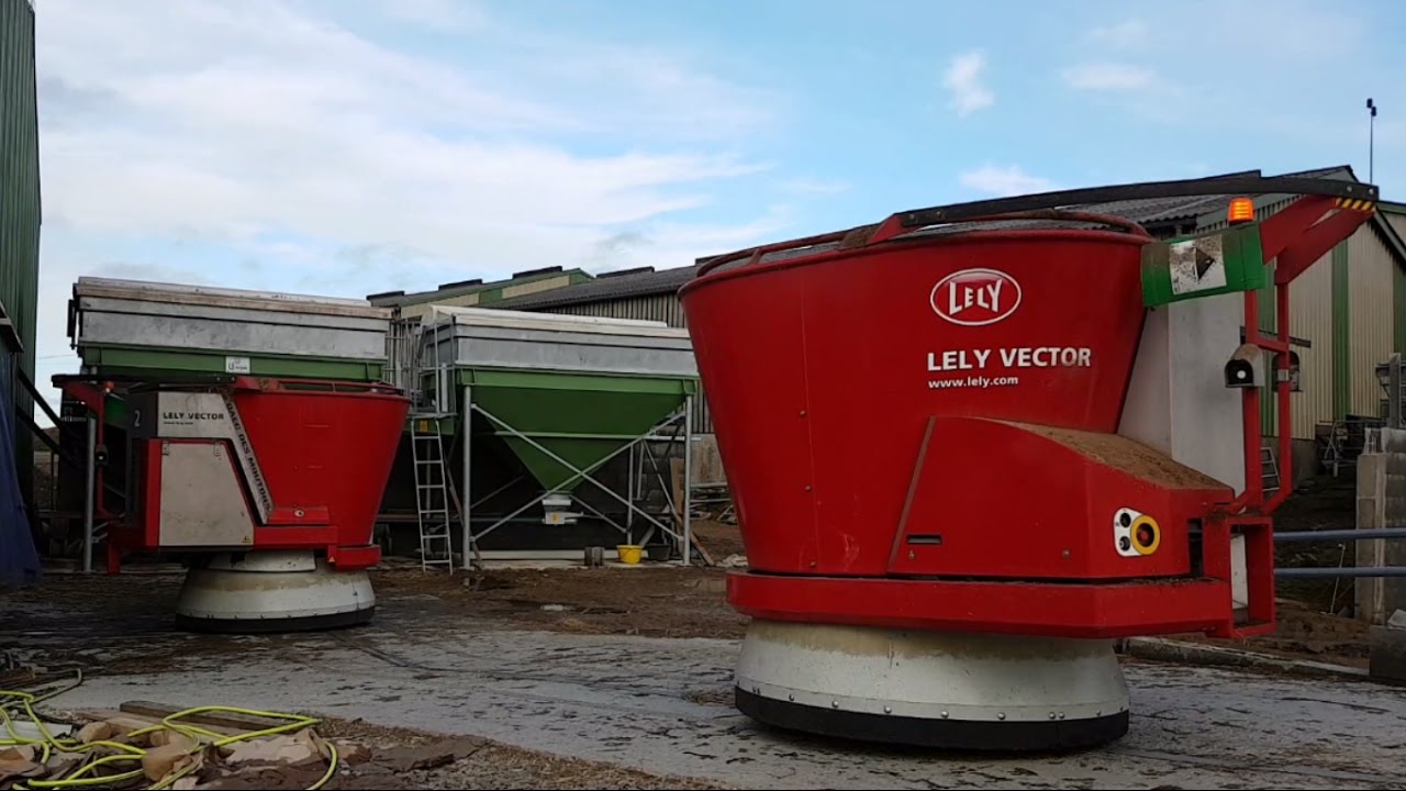 2 Robots d'alimentation LELY VECTOR | Ferme Robotisée en Normandie