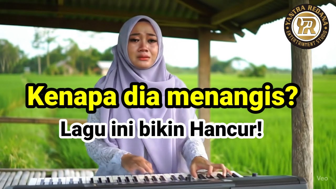Gadis Hijab Cantik Main Keyboard di Tengah Sawah, Menangis Iringi Lagu 