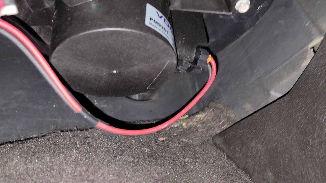 2006 H2 Hummer how to replace blower motor and blower motor resistor.Like and subscribe. ✌🏽