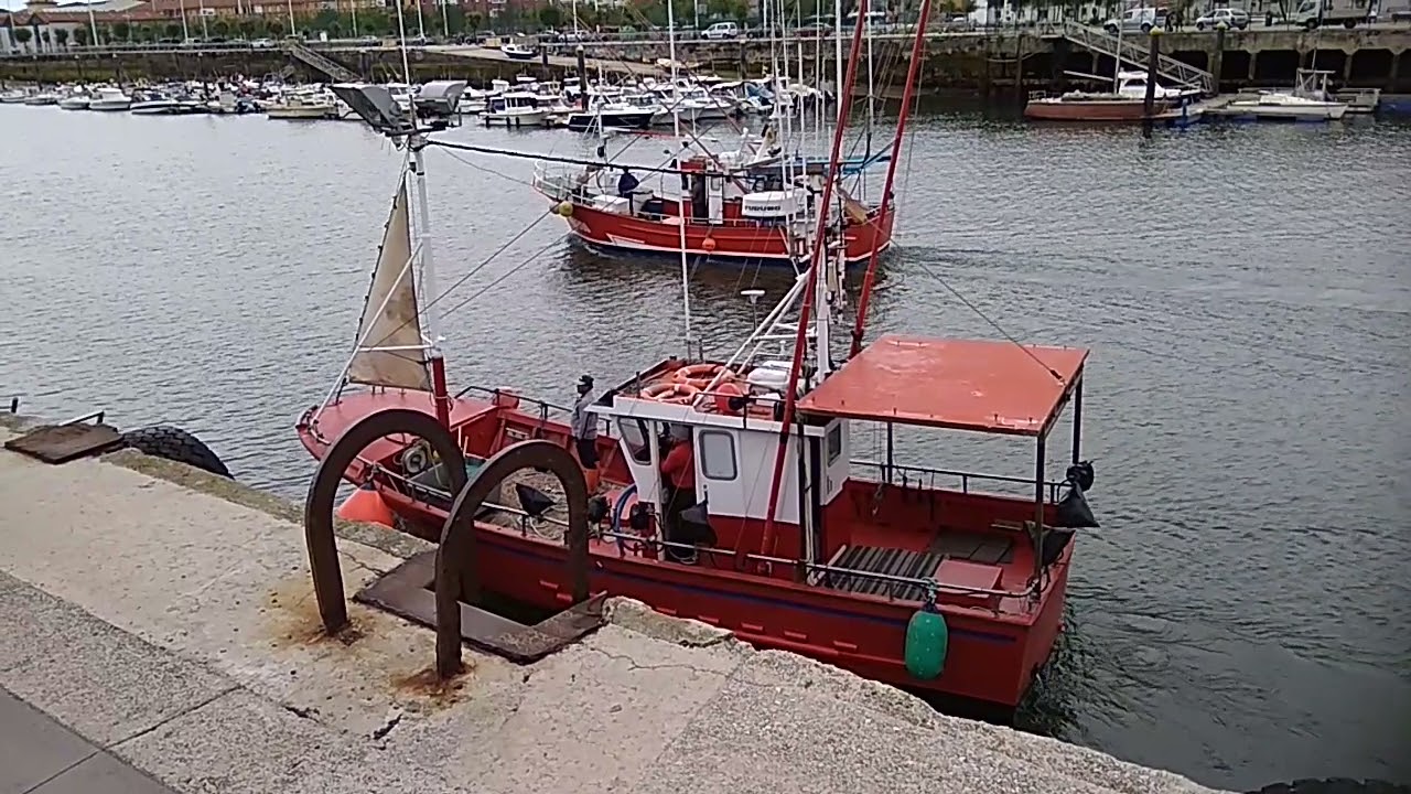 Varios barcos pesqueros entrando al puerto del Barrio Pesquero, Santander.