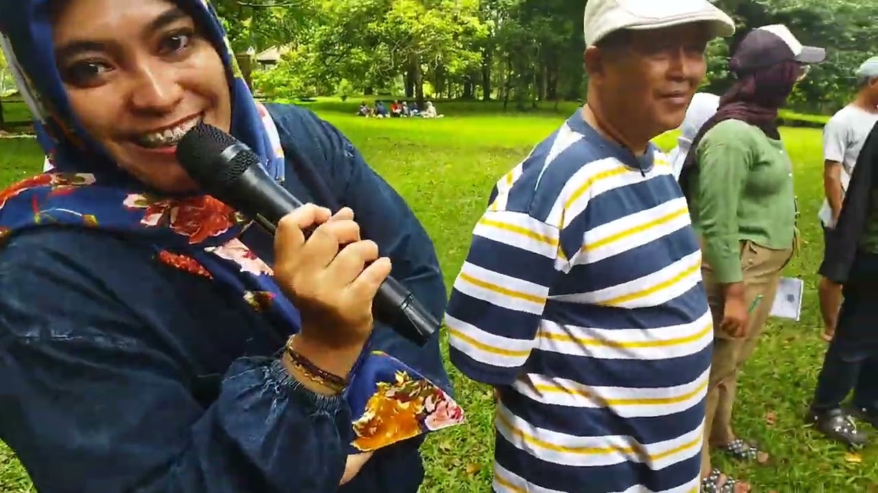 Jalan - jalan :ada lomba pakai sarung --makan kerupuk untuk anak - anak dan pakai terompah lucu juga
