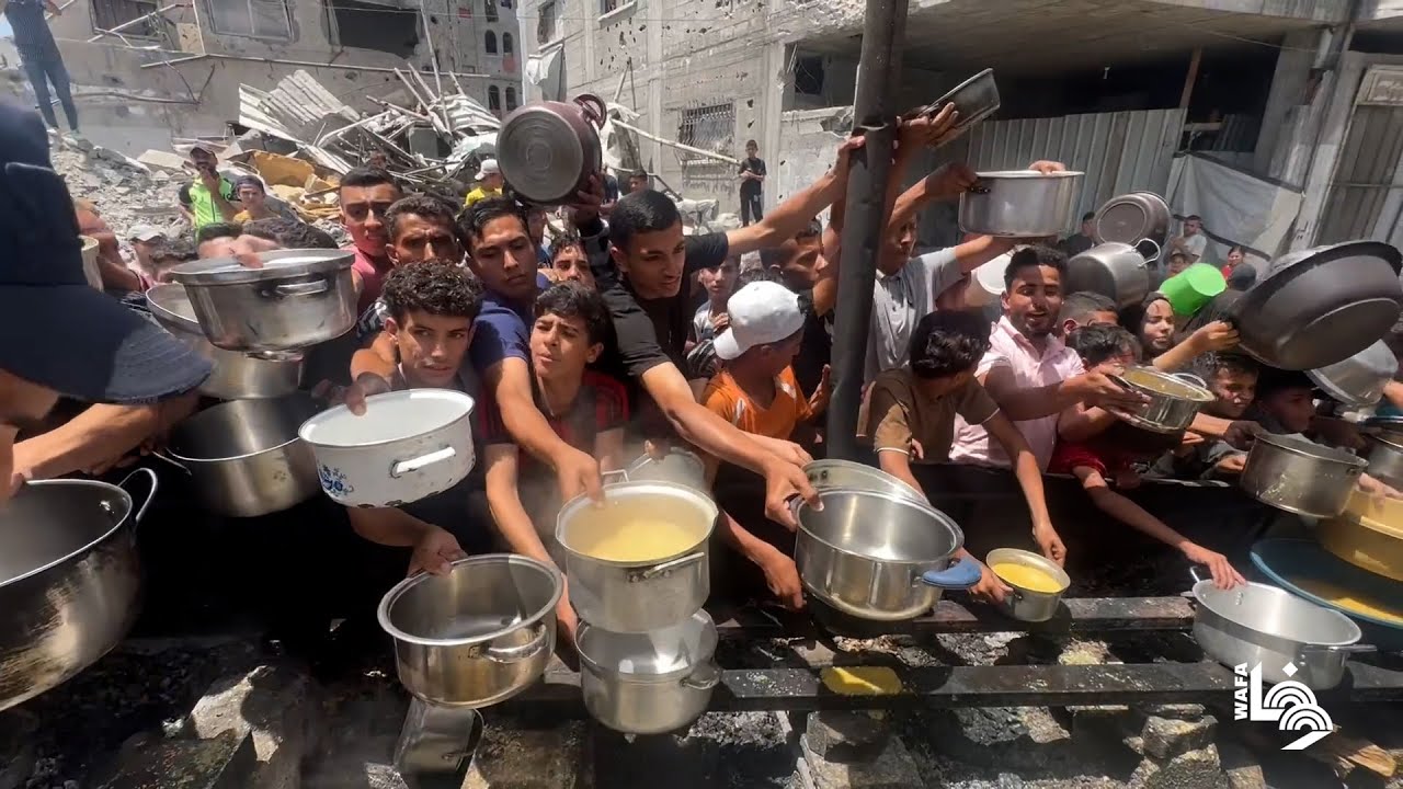 نازحون ينتظرون الحصول على طعام مجاني لسدّ جوعهم في جباليا شمال قطاع غزة