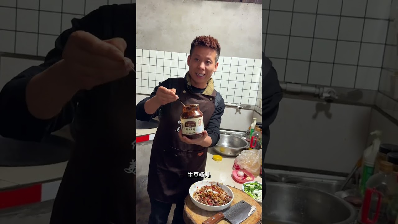 今天借花献佛，给大家分享一个肝腰合炒，大家在一起吃得开开心心的，这种画面简直太安逸了！