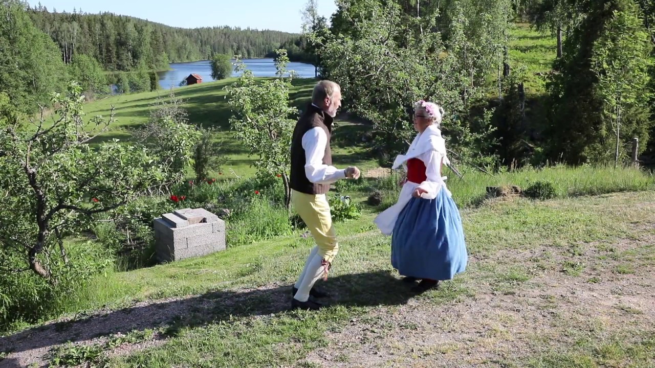 Klas och Lena hälsar trevlig midsommar från Dalsland med en Fjällnäspolska i coronatider.