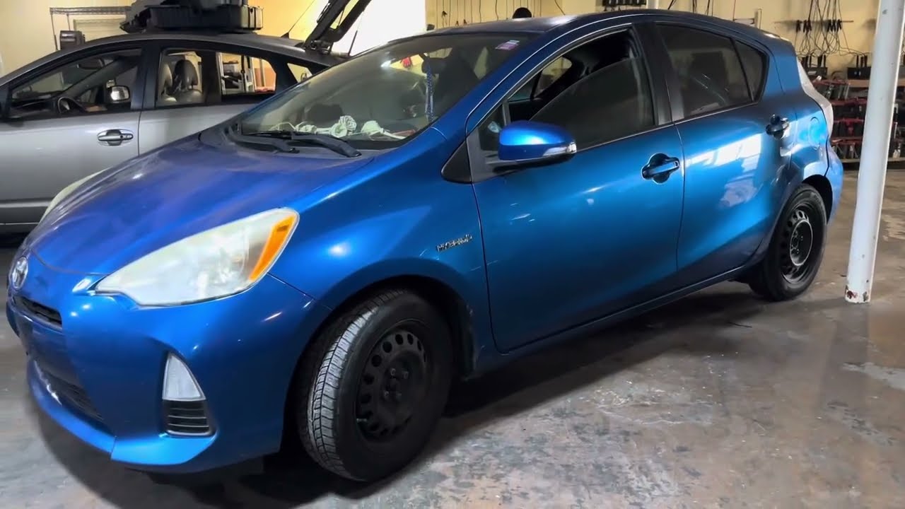 Снятие, ремонт и повторная установка аккумулятора гибридного автомобиля Toyota Prius C