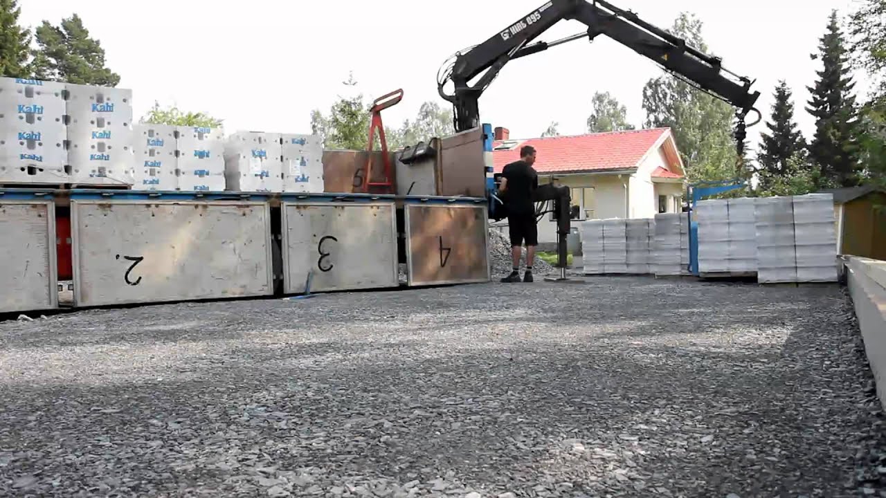 Hiab 095 crane on action. (unloading my truck)