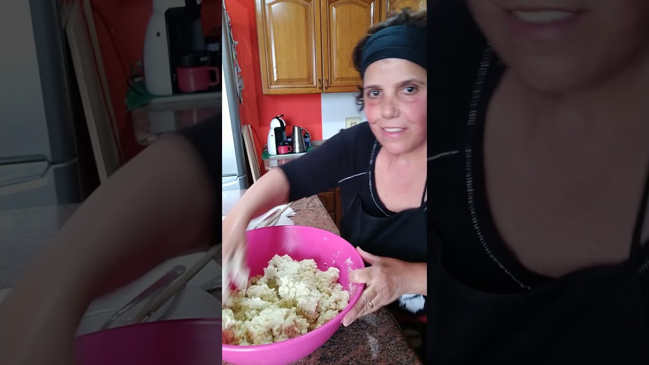 Ricetta Sarda. Prima parte della  Preparazione del ripieno per sa coccoi prena .