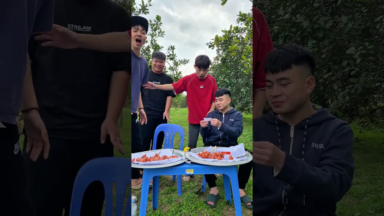 Thử thách ăn xúc xích nhanh nhất nhận thưởng