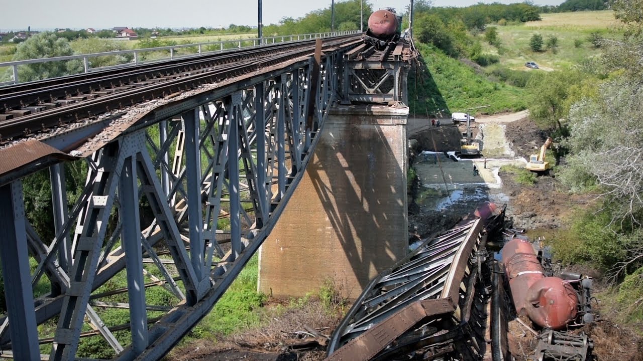 Reportaj pe marginea unor poduri prăbușite