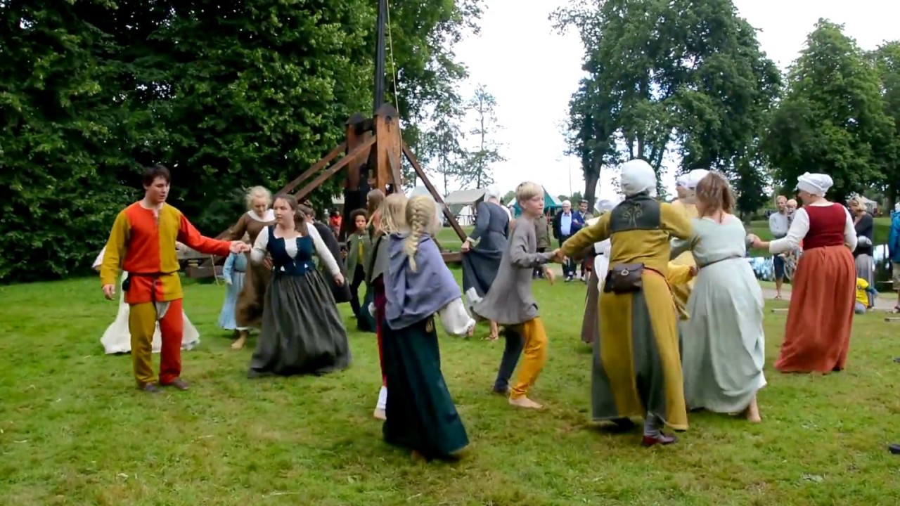 Middelalder-k&aelig;dedans p&aring; Middelalderdage p&aring; Voergaard Slot