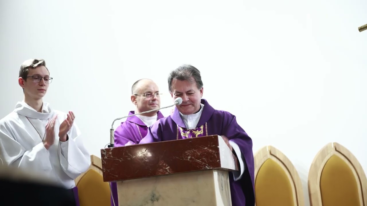Stara Wieś. Podwórkowe Kółka Różańcowe Dzieci. Powitanie przez proboszcza ks. Mariusza Nosala.