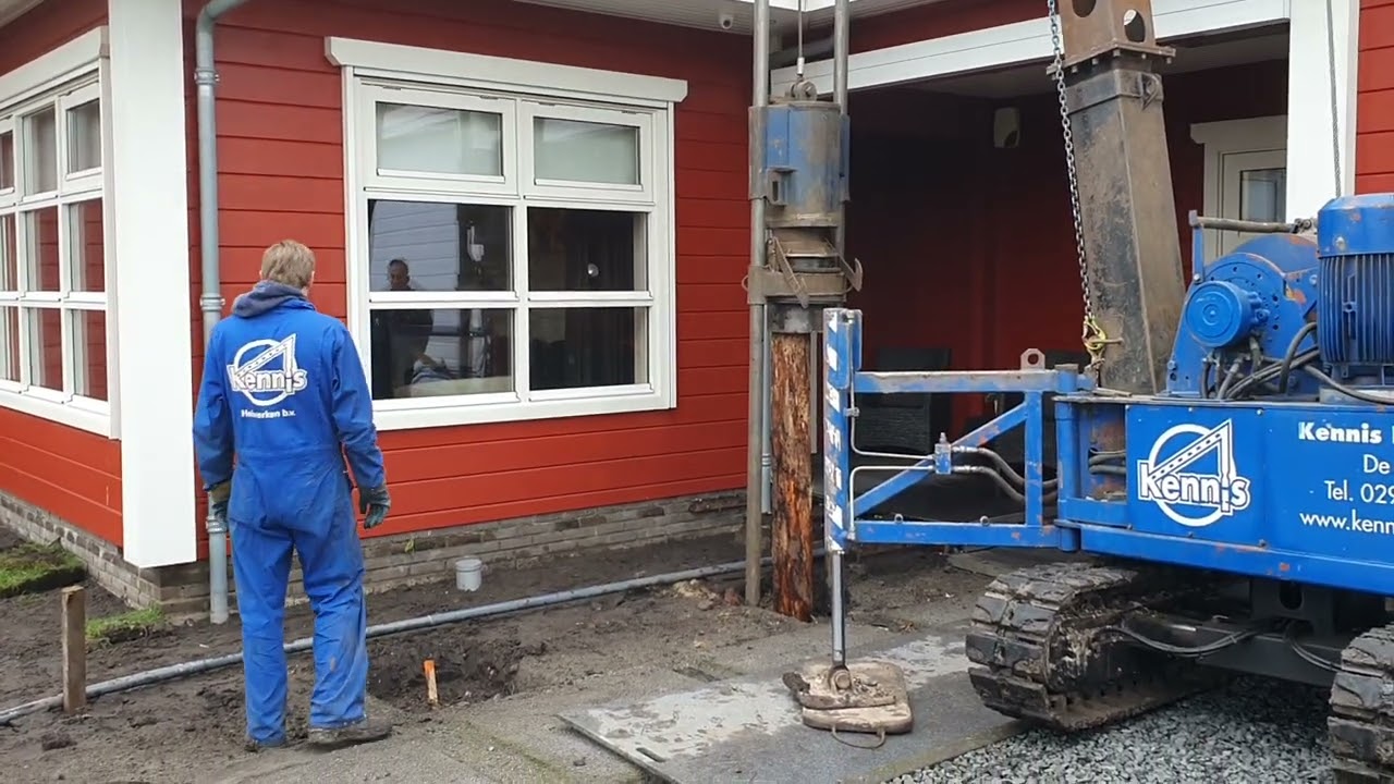 Palen heien naast het huis door Kennis heiwerken 14-01-2022