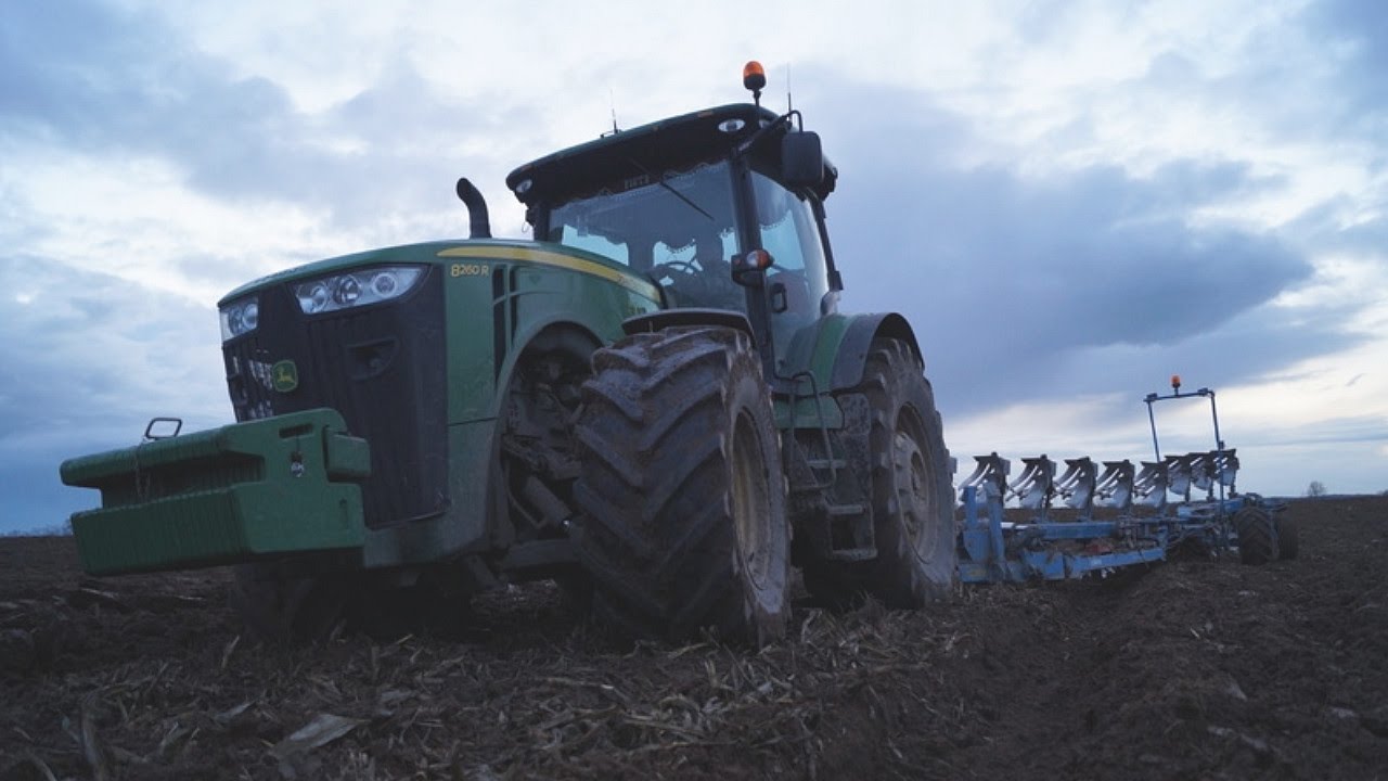 W zimowej orce: John Deere 8260R i Case Puma 230CVX z 10 i 8 skibami LEMKENa