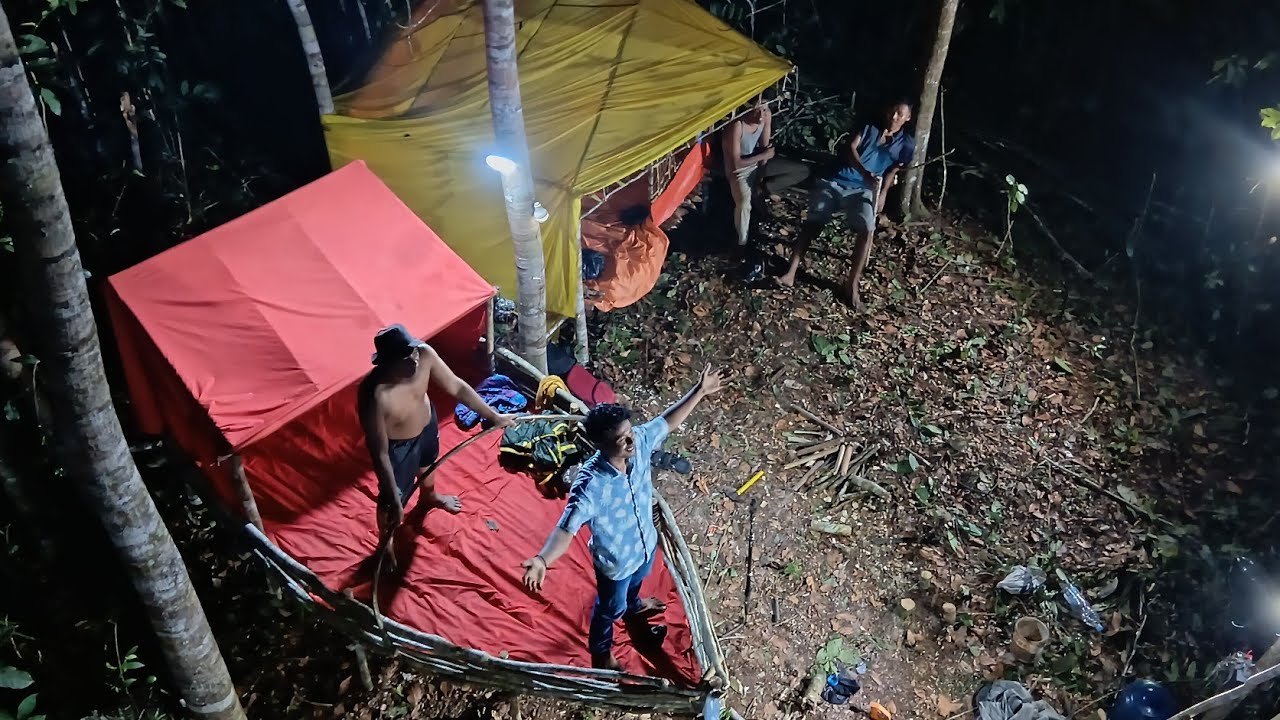 Camping hujan deras bermalam di shelter perahu memancing malam di tegah hutan
