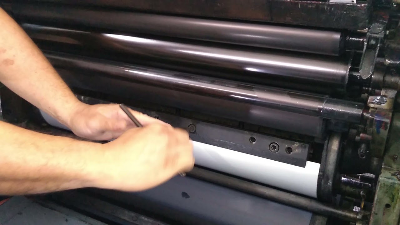 Impressora Solna colocando a chapa off-set 225