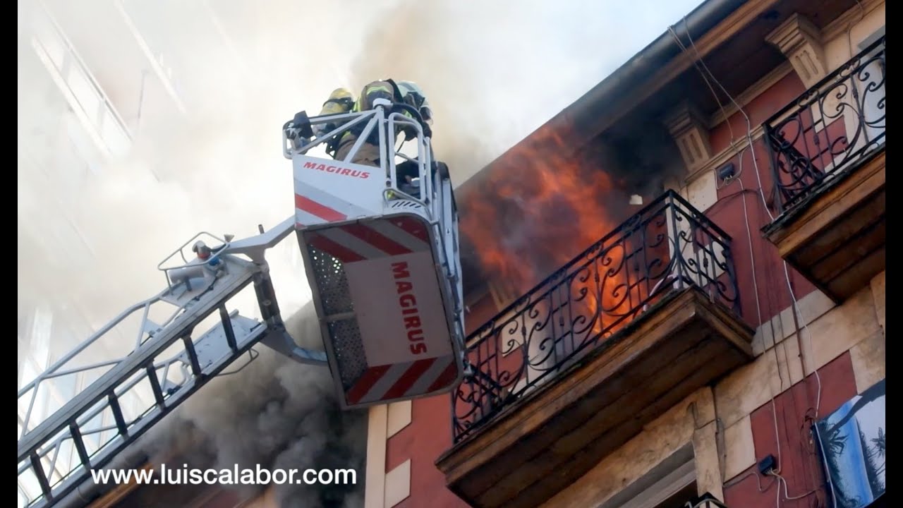 Los bomberos escapan de las llamas en el último momento en Sestao