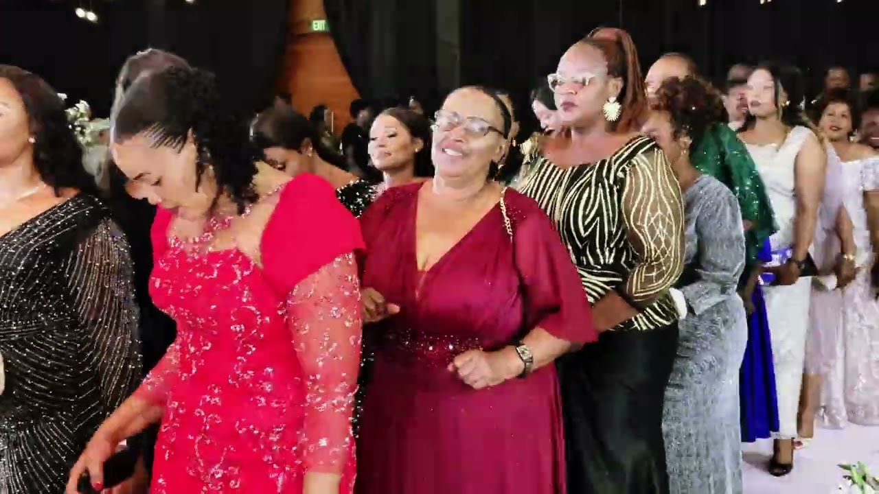 Tazama wazazi wa James Simbachawene wakiwakaribisha Wazazi wa Bibi Harusi Diana Mrema ukumbini