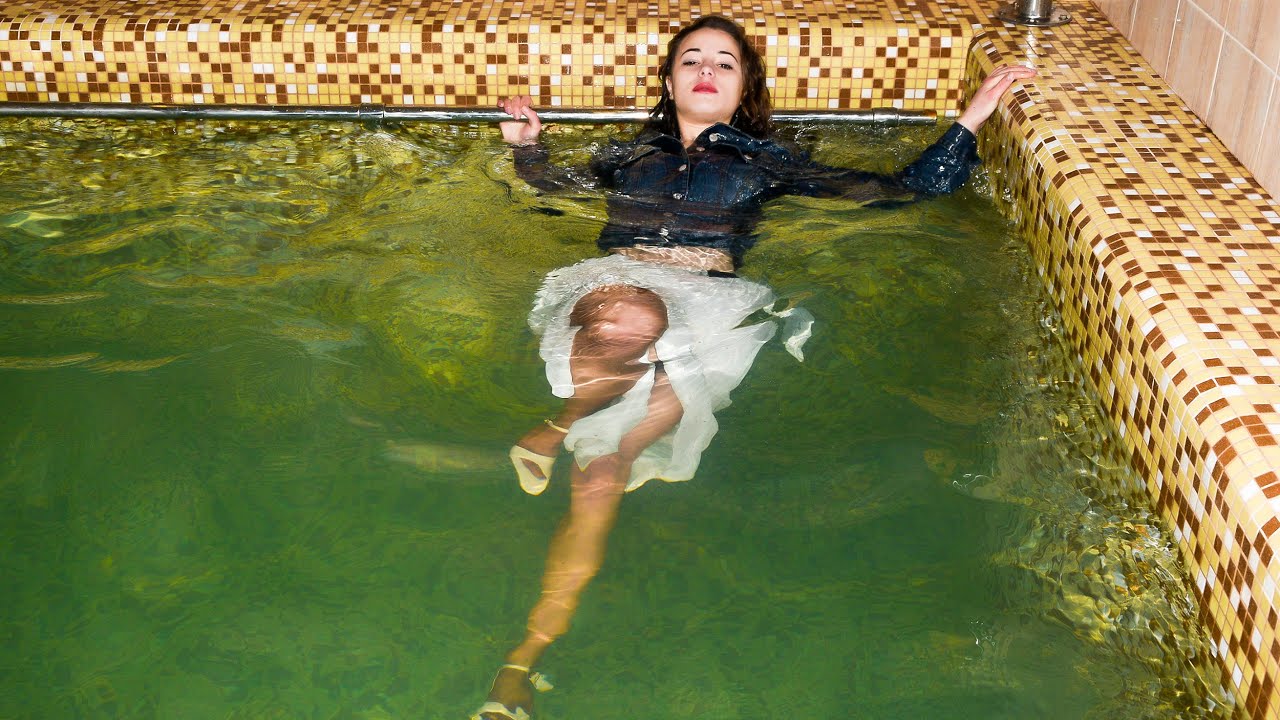WOW! A BEAUTY GIRL IN A WET DRESS AND WET JEANS POSE BRIGHTLY ON A POOL TABLE AND SWIMS IN THE POOL