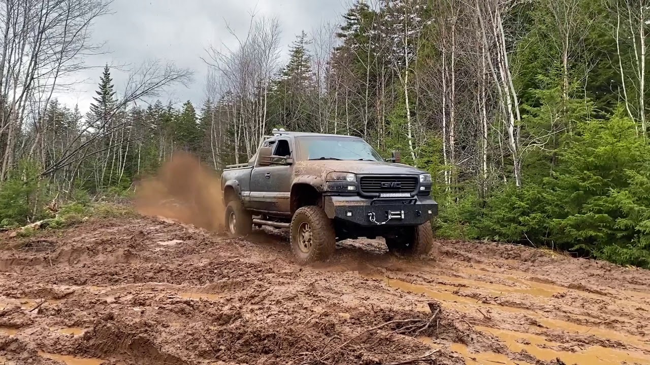 CAMMED 8.1 VORTEC GMC SIERRA 2500HD HIGH RPMS IN DEEP MUD... DO I GET STUCK AT THE END?