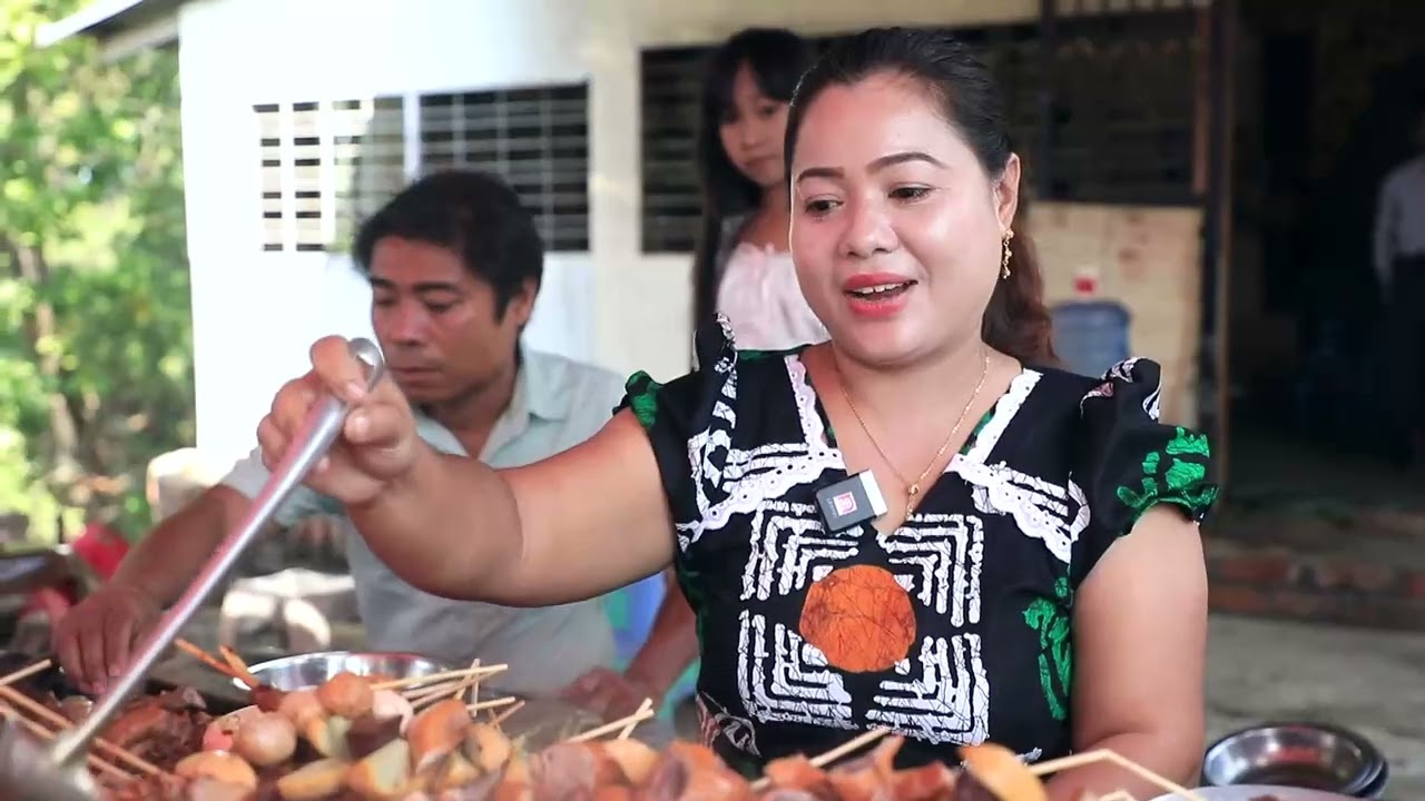  Linn Htut (yb) Moe ဝက်သားဒုတ်ထိုးကြော်ငြာလေးပါ 