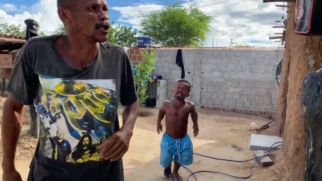MAZINHO E CHAGUINHA ￼MA￼TARAM O GALO DE GRACINHA ELA FICOU MUITO BARBA