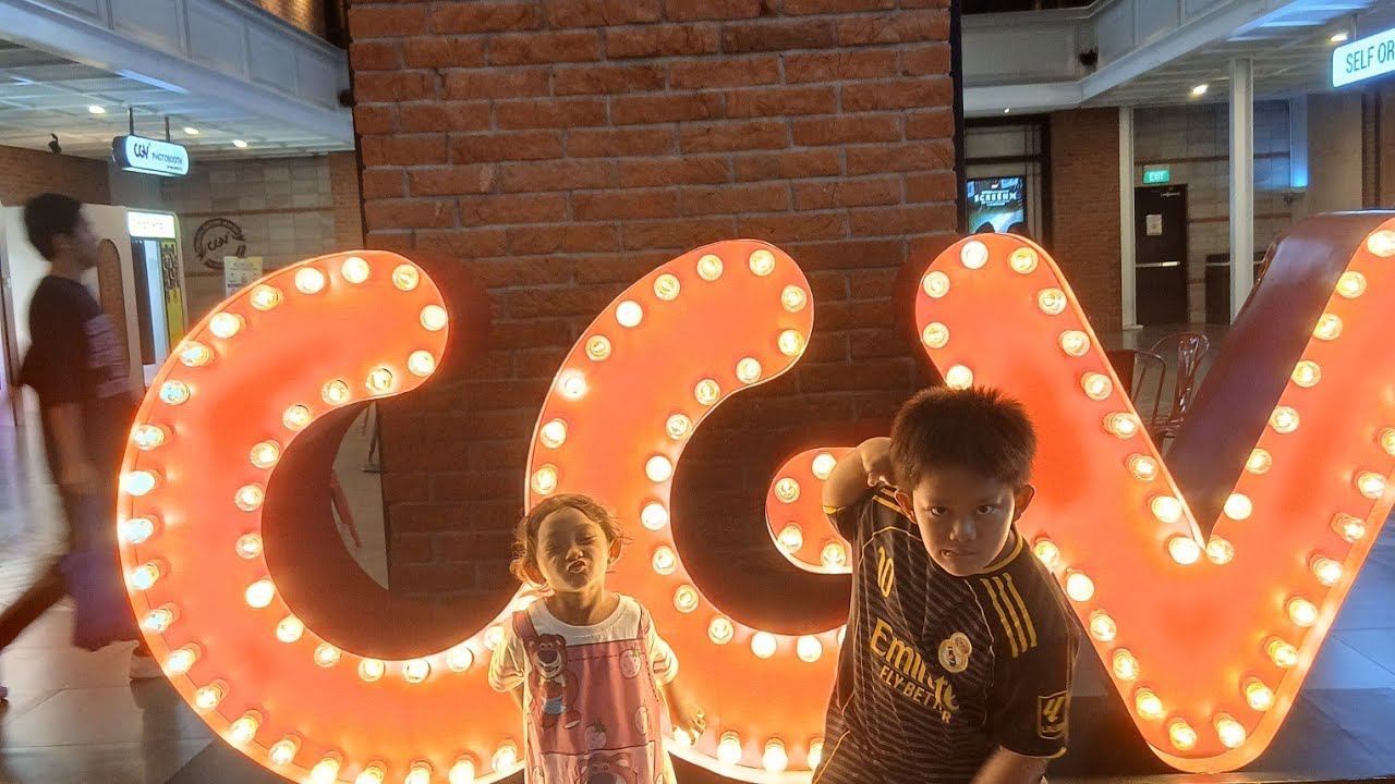 Nonton papazola di aeon jgc..beli es krim sosis kenzler ..main perosotan ..liat taman yg  indah 