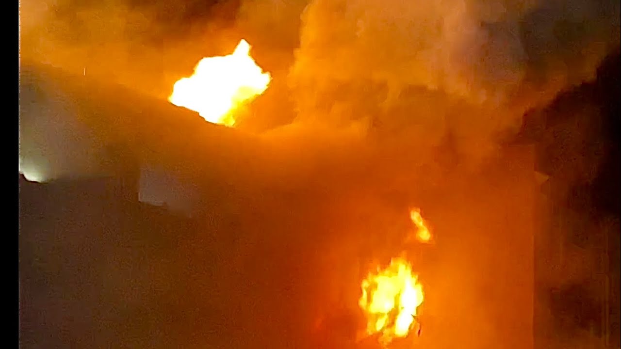 FDNY, ящик 4040 — FDNY борется со свирепым пожаром третьей степени опасности в трёх частных домах...